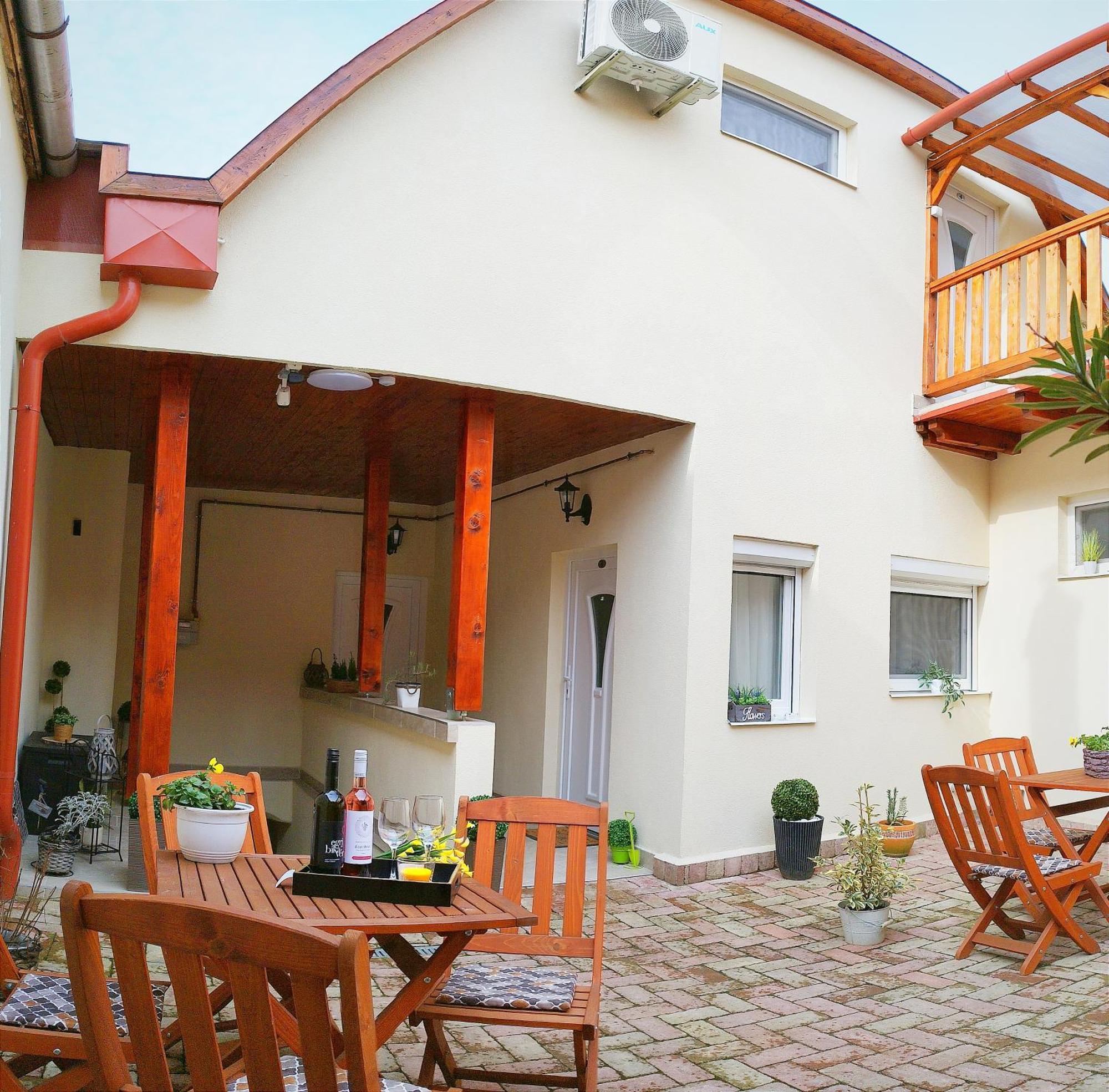 Várfal apartman Eger Exterior foto